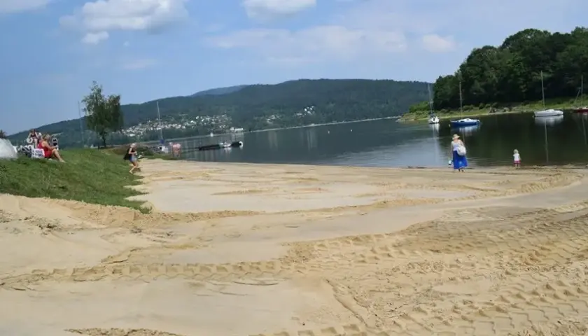 Plaża jezioro Żywieckie - idealne miejsce na relaks i zabawę