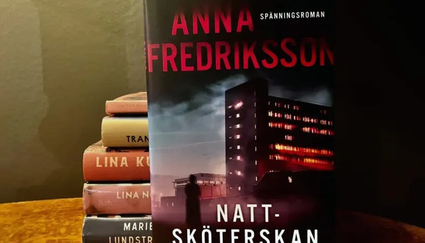 Anna Fredrikssons spänningsroman "Natt-sköterskan" står framför en stapel böcker.