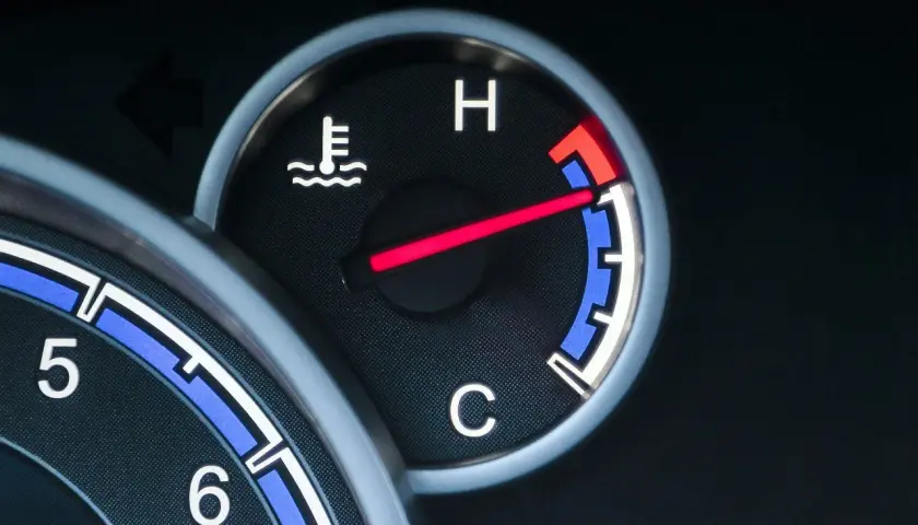 Wskaźnik temperatury płynu chłodzącego pokazuje, że silnik jest gorący.