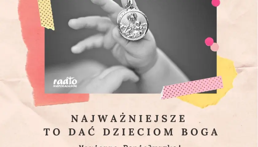 Dziecięce dłonie trzymają medalik z Matką Boską. Najważniejsza modlitwa za dzieci to dać im Boga.