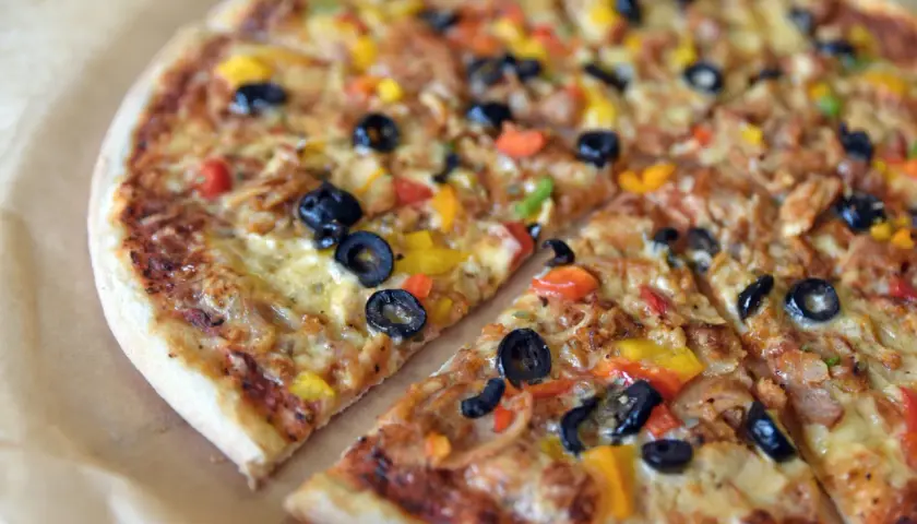 Pyszne rodzaje pizzy z oliwkami, papryką i serem. Idealna na spotkanie z przyjaciółmi.