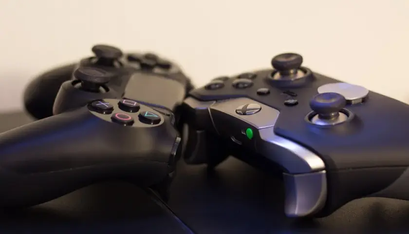 Jakie są główne różnice między konsolami PlayStation i Xbox?
