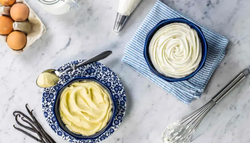 Crema pasticcera e crema chantilly pronte per essere usate. Ingredienti per dolci deliziosi.