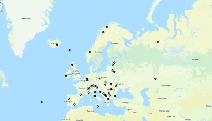 Mapa Europy z zaznaczonymi punktami, które mogą symbolizować korona europy szczyty. Widoczne kraje: Polska, Niemcy, Francja, Włochy, Grecja, Islandia.