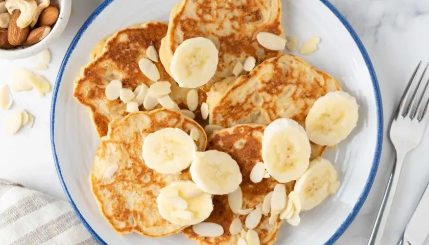 Deliciosas tortitas de plátano, adornadas con rodajas de plátano y almendras laminadas. Una receta perfecta para un desayuno o merienda.