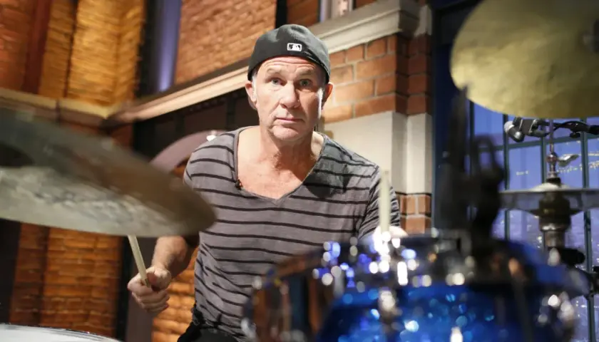 Chad Smith z zespołu Red Hot Chili Peppers gra na perkusji.