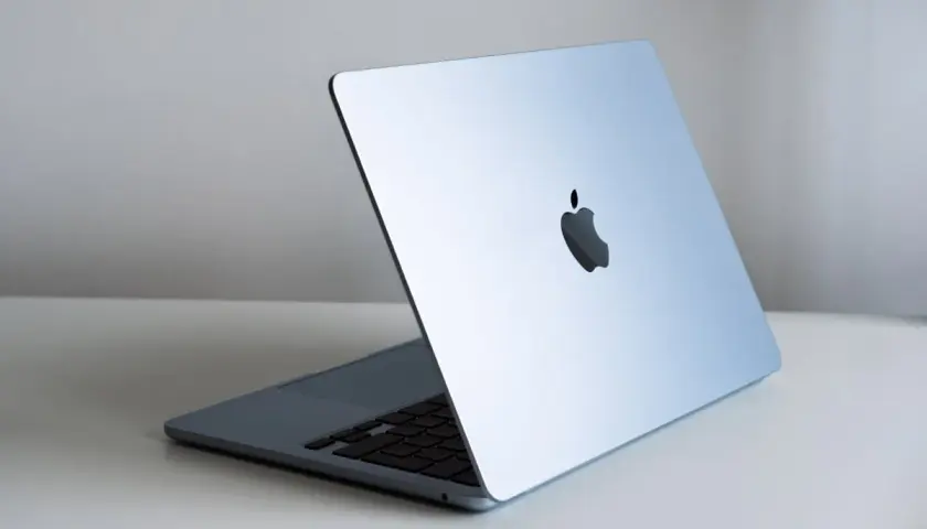 Elegancki MacBook Air M4 16GB 512GB w kolorze błękitnym, z podświetlanym logo Apple, gotowy do pracy i rozrywki.