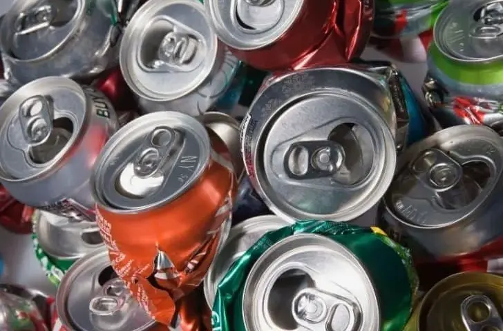 Czy puszki aluminiowe czyszczą komin? Odkryj niebezpieczeństwa tej metody