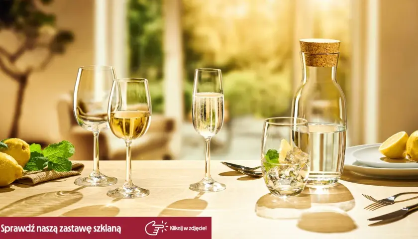 Eleganckie kieliszki i szklanki na stole, idealne do serwowania wina, szampana, drinków, a także w czym pić likier.