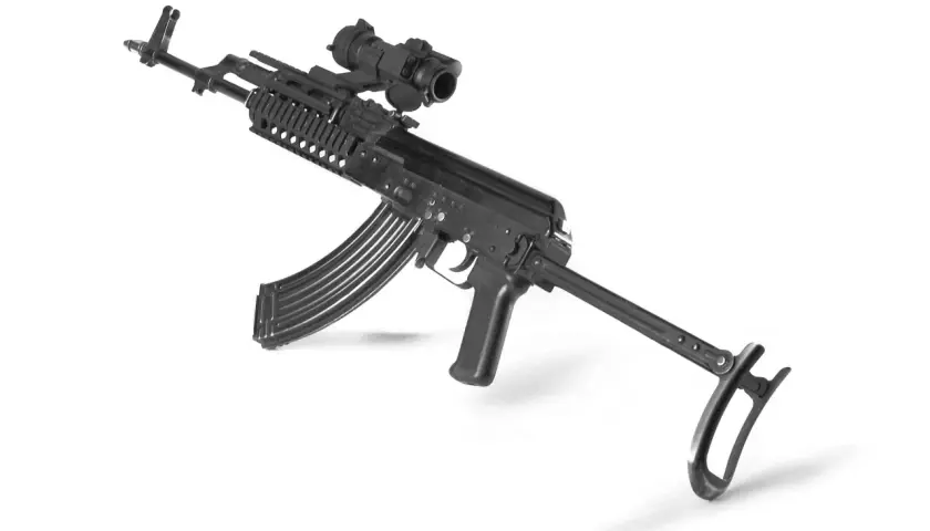 AK-47 z celownikiem optycznym, z magazynkiem. Zastanawiasz się, ile waży AK-47?