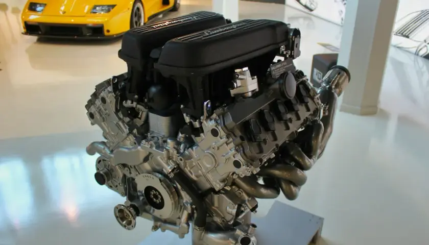 Silnik Lamborghini V10. Zatarte objawy mogą być widoczne na jego elementach, jak np. zniszczone tłoki czy cylindry.