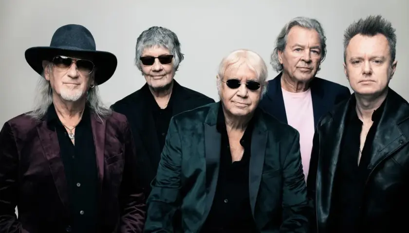 Legenda zespołu Deep Purple w Polsce, w tym Ian Paice, Roger Glover, Ian Gillan, Steve Morse i Don Airey, prezentuje się w stylowych strojach.