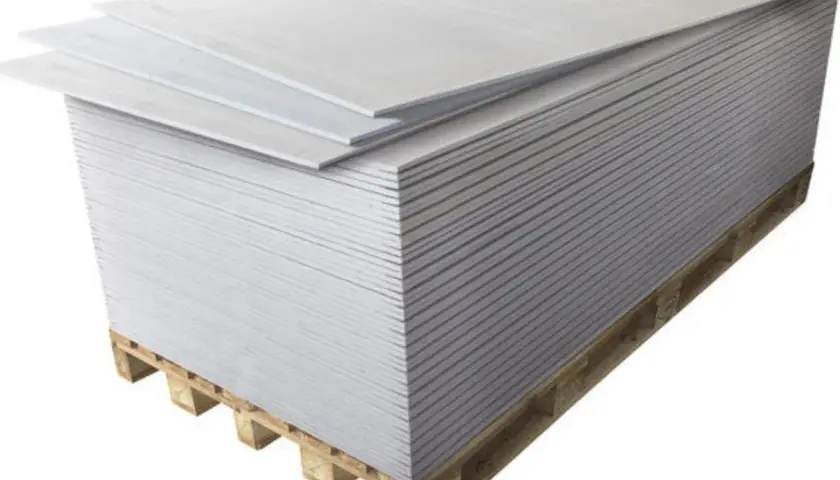 Pile de plaques de plâtre sur palette, vérifiez la ba13 épaisseur pour vos projets de construction.