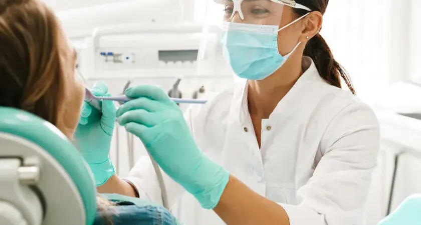 Jak poprawnie używać dentystą czy dentystom w zdaniach?