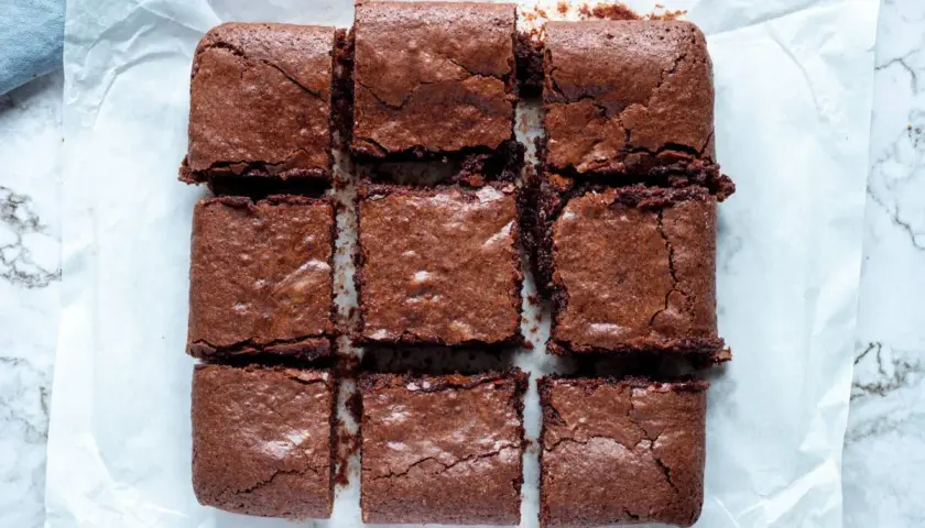 Nio fudgiga brownie muffins, perfekt skurna och redo att avnjutas.