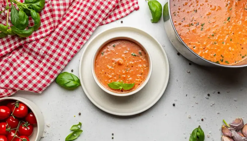 Aromaticzna zupa pomidorowa z bazylią, idealna na lekki posiłek. Sprawdź zupa pomidorowa kcal!