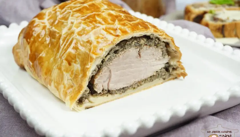 Un délicieux filet mignon en croûte, doré et croustillant, prêt à être dégusté.