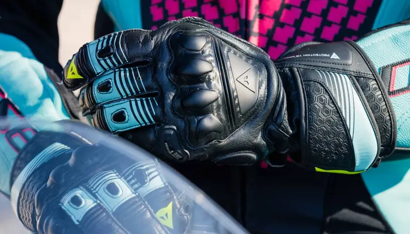 Manos listas para la aventura con guantes de moto negros y turquesa. La talla guantes es perfecta para protegerse.
