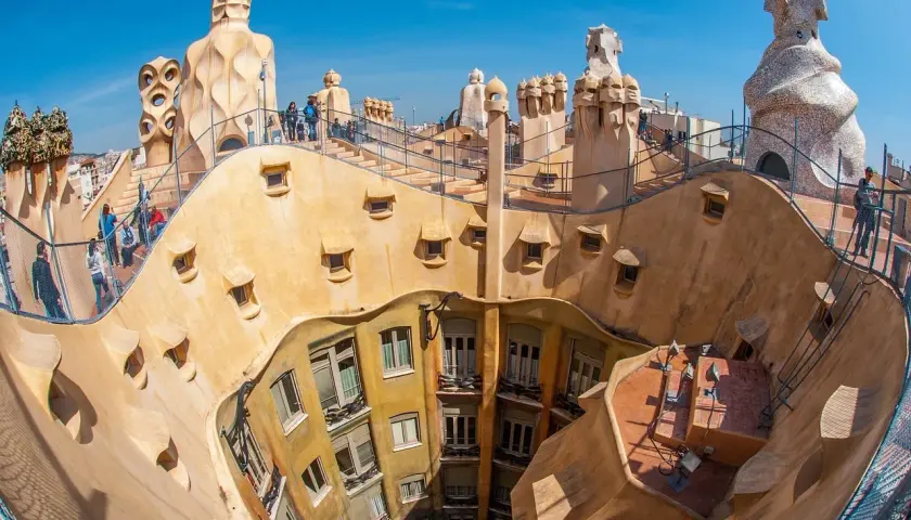 Niesamowity dach Casa Batlló w Barcelonie, idealne miejsce na rodzinne zwiedzanie. Dzieci zachwycone!
