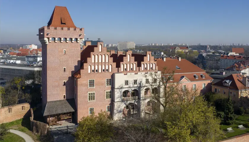 Zamek Królewski w Poznaniu z wieżą i dziedzińcem.