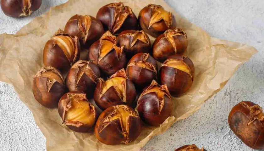 Castagne arrostite in friggitrice ad aria, pronte da gustare. Un classico autunnale reso facile e veloce.