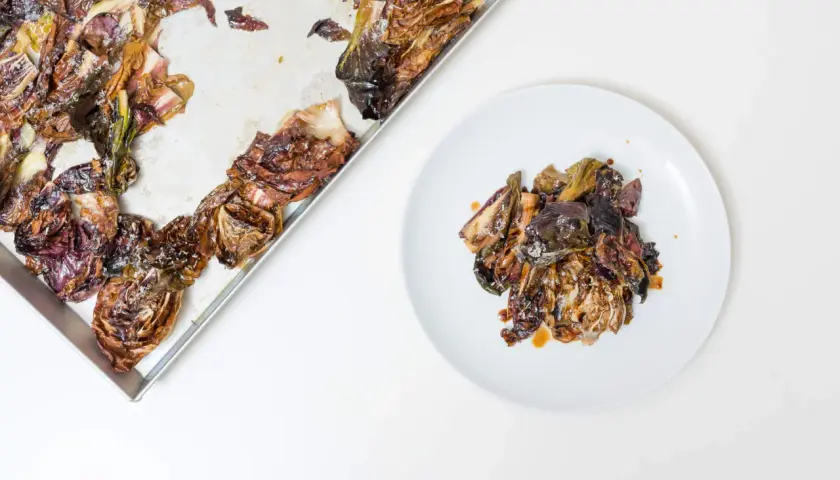 Gerösteter Radicchio, ein einfaches italienisches Rezept, liegt auf einem Blech und auf einem Teller.
