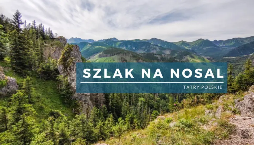 Malowniczy krajobraz Tatr z lasem i skalistymi zboczami. Na pierwszym planie widoczny napis "SZLAK NA NOSAL".