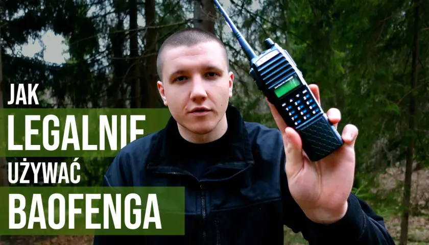Mężczyzna trzyma radiostację Baofeng w lesie. Napis na ekranie informuje "Jak legalnie używać Baofenga".