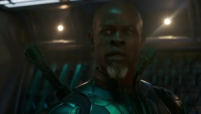 Djimon Hounsou dans Marvel, en guerrier Kree, prêt au combat avec son arme sur le dos.