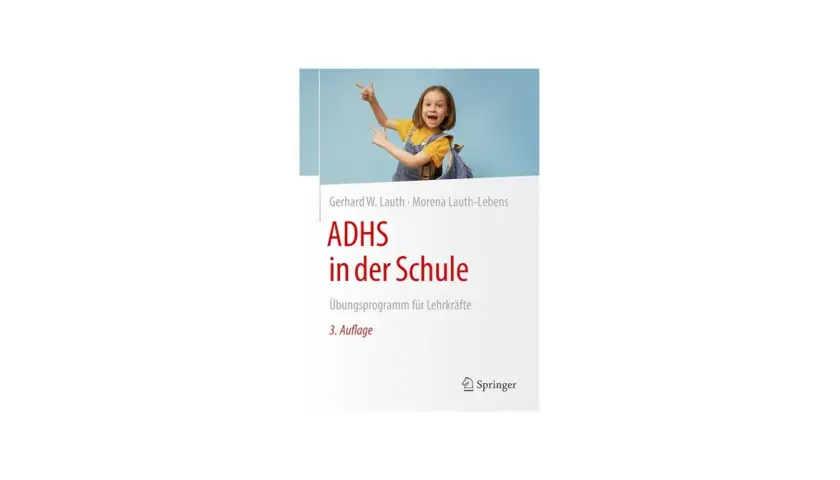Ein fröhliches Mädchen mit Rucksack zeigt auf das Buch "ADHS in der Schule". Es hilft, die "adhs paralyse" zu überwinden.