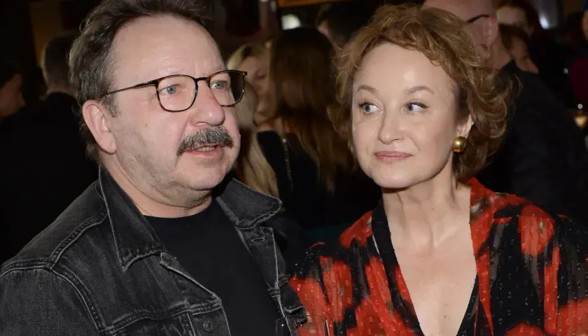 Zbliżenie na Andrzeja Zamachowskiego i jego partnerkę.
