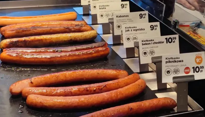 Ile kosztuje duży hot dog na Orlenie? Ceny i promocje, które musisz znać