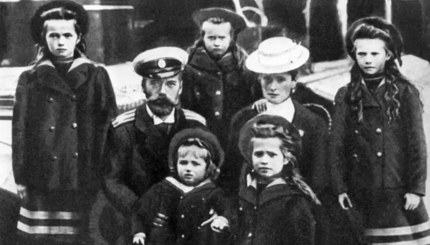 Kaiser Nikolaus II. mit seiner Familie. Die Kinder, darunter Olga, Tatjana, Maria, Anastasia und Alexei, posieren für ein Familienfoto.