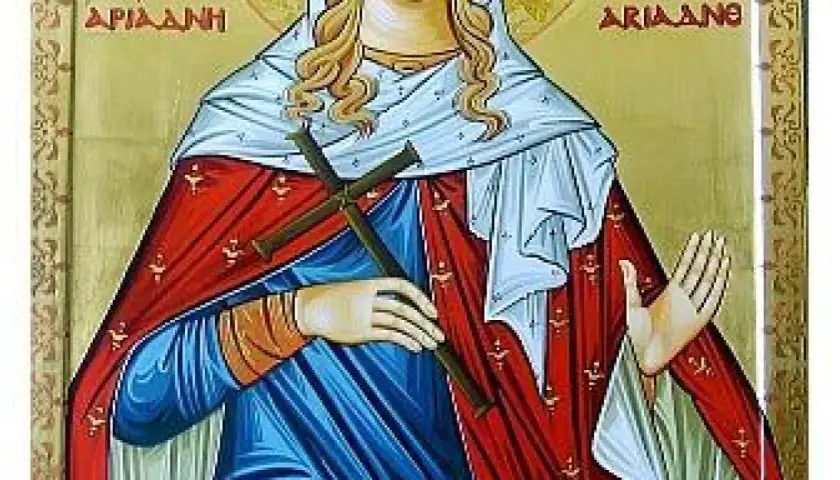 Icono de Santa Adriana, con túnica azul y manto rojo, sosteniendo una cruz. Celebrando el santa adriana dia.