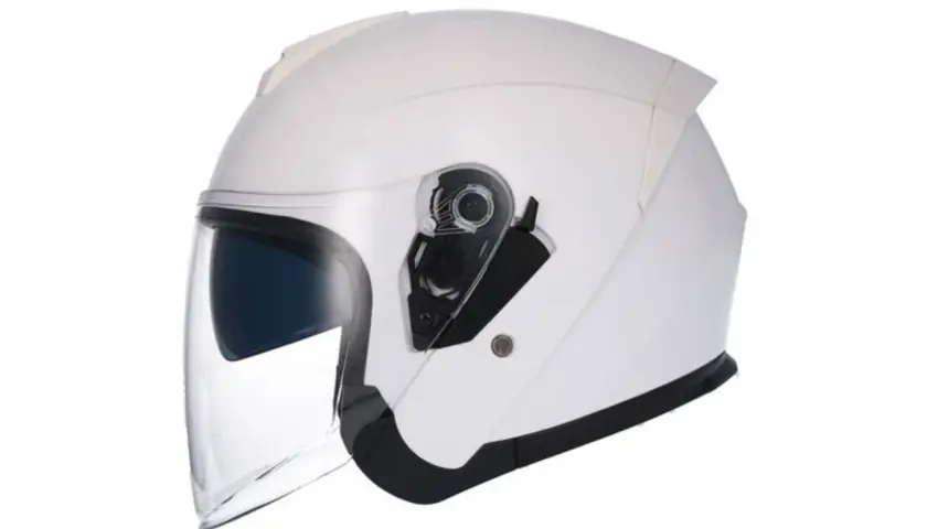 Casco jet blanco con pantalla transparente, cumpliendo la normativa de cascos jet para tu seguridad.