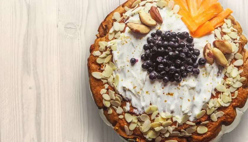 Pyszne ciasto z jagodami, migdałami i marchewką. To prawdziwa patisserie, co to za smak!