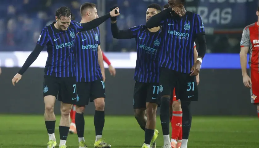 Piłkarze Interu Mediolan świętują zwycięstwo nad Genoa CFC.
