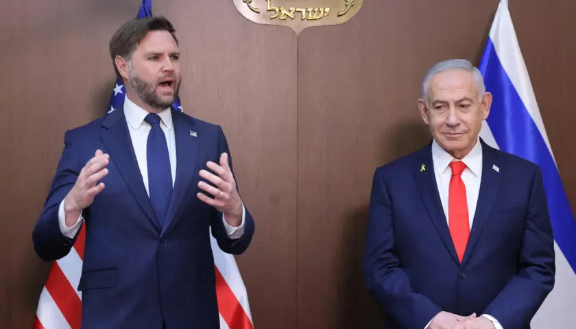 Der israelische Premierminister Benjamin Netanjahu und ein amerikanischer Beamter stehen vor einer Holzvertäfelung mit dem Staatswappen Israels.