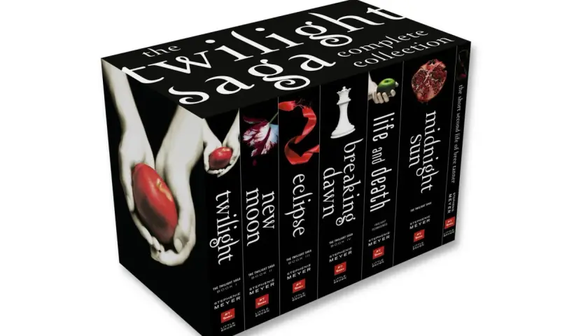 Die komplette "Twilight Saga" Buchreihe, mit Titeln wie "Bis zum Morgengrauen", "New Moon" und "Eclipse", in der richtigen Reihenfolge.