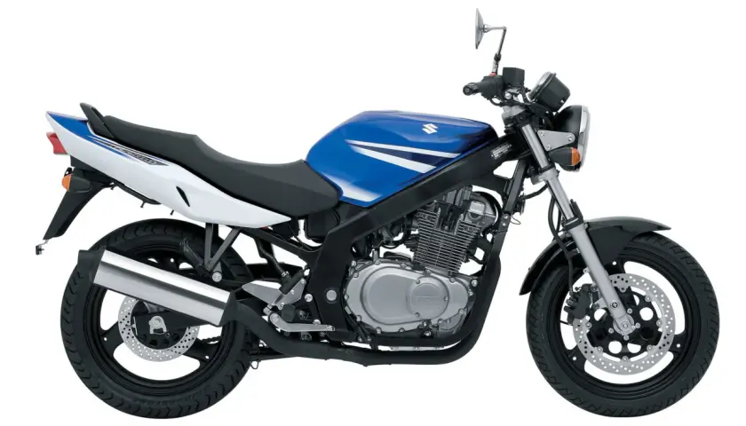 Suzuki GS 500 ficha técnica: moto deportiva azul y blanca, con motor bicilíndrico expuesto y escape cromado.