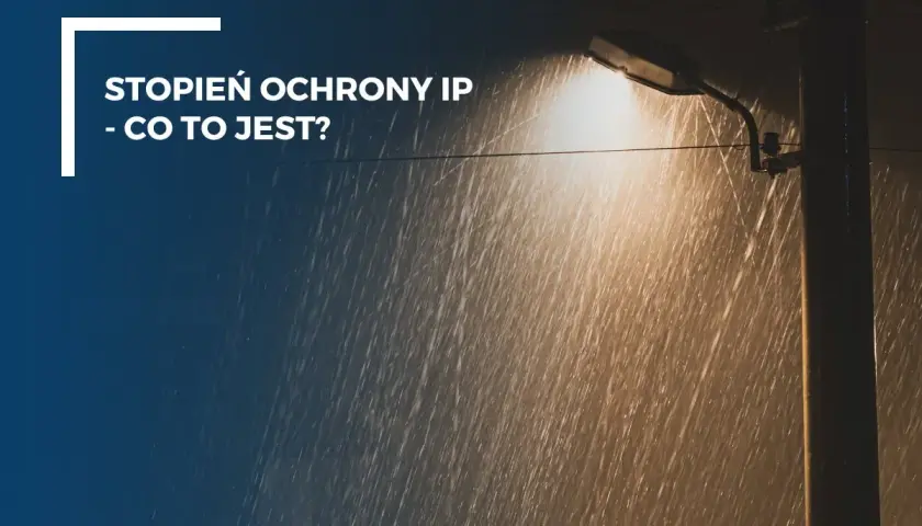Latarnia uliczna świeci w deszczu. Tekst: "Stopień ochrony IP - co to jest?". IP44 oznacza ochronę przed bryzgami wody.