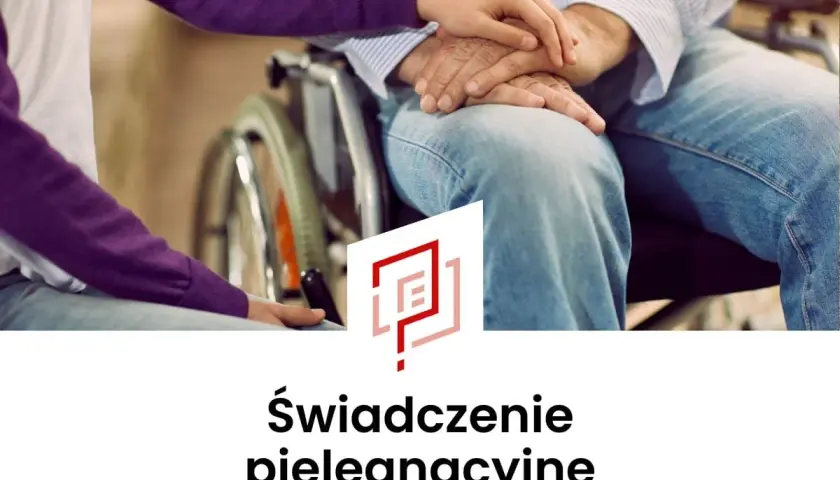 Dłoń młodej osoby na dłoni starszej osoby siedzącej na wózku inwalidzkim. Informacja o tym, komu przysługuje świadczenie pielęgnacyjne.