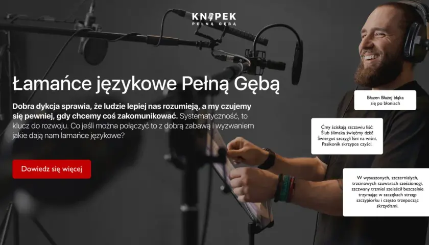 Uśmiechnięty mężczyzna w słuchawkach ćwiczy logopedyczne łamańce językowe, poprawiając dykcję.