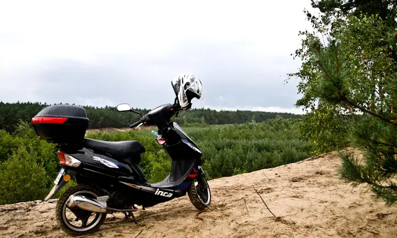 Kompletny poradnik jak jeździć motorowerem: zasady i bezpieczna jazda