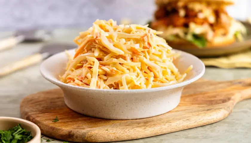 Frischer Krautsalat, perfekt für Ihr coleslaw rezept. Cremig und knackig, eine köstliche Beilage.