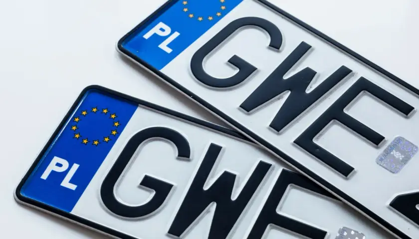 Dwie polskie tablice rejestracyjne z literami "GWE". Gotowe do fsd rejestracji pojazdu.