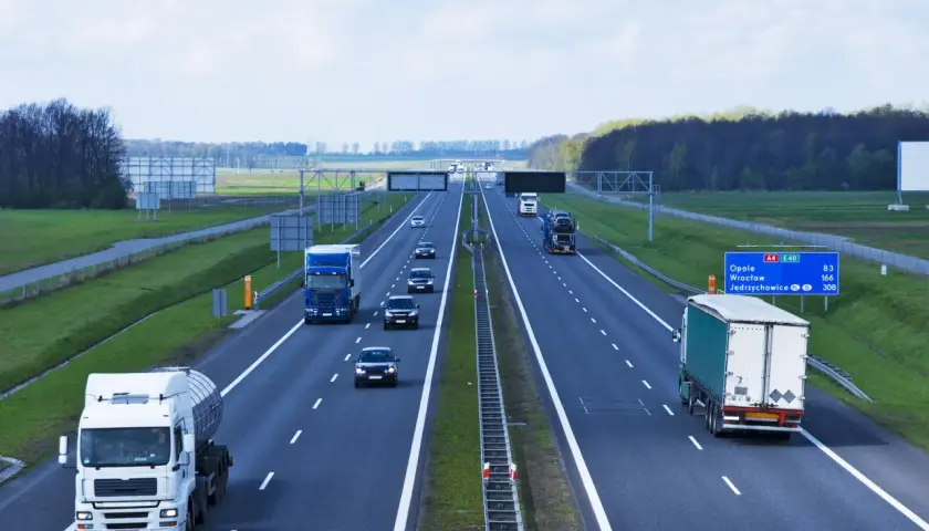 Na autostradzie A4, gdzie można jechać z różną prędkością, poruszają się ciężarówki i samochody osobowe.