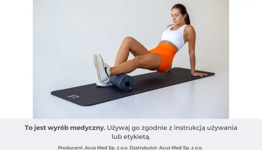Kobieta pokazuje, jak się rolować na macie z użyciem wałka do masażu.