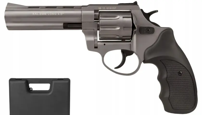 Szary rewolwer kal. 6mm LONG 4.5" z czarną rękojeścią i futerałem. Model ten, phantom 5.6 wycofany, jest już rzadkością.