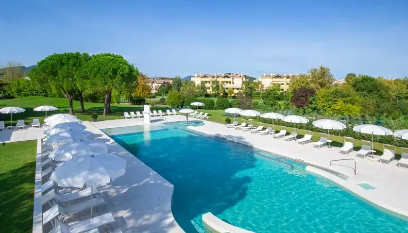 Scopri Hotel Smeraldo Abano: Cure SSN, piscine e relax garantito